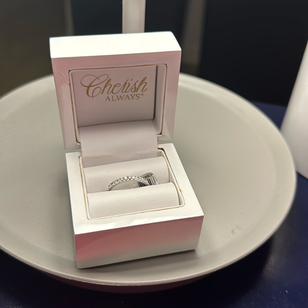 Cherish Always 14 kt white gold diamond band rang